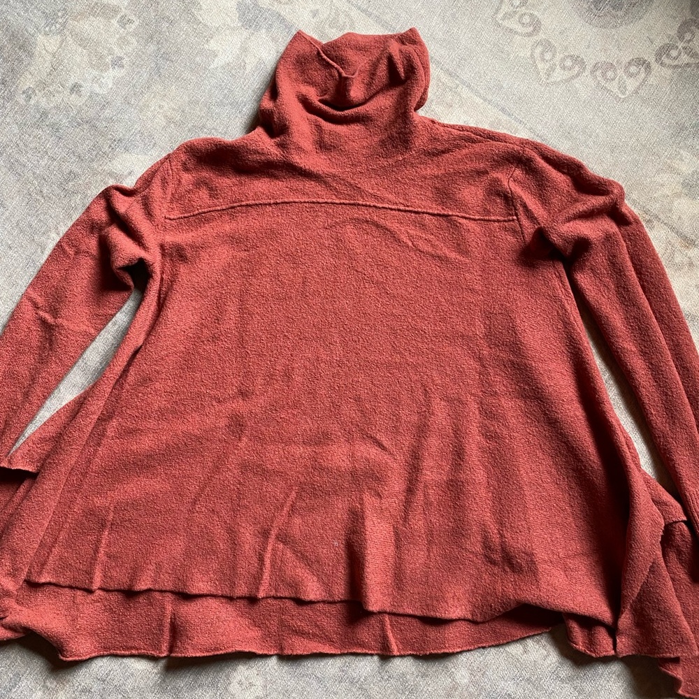 Free People turtleneck, very soft, flared in the body, flowy and beautiful!